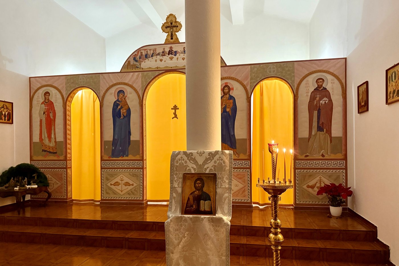 The iconostasis of the Russian Orthodox parish of Saint Daniel of Girona, Portim&atilde;o