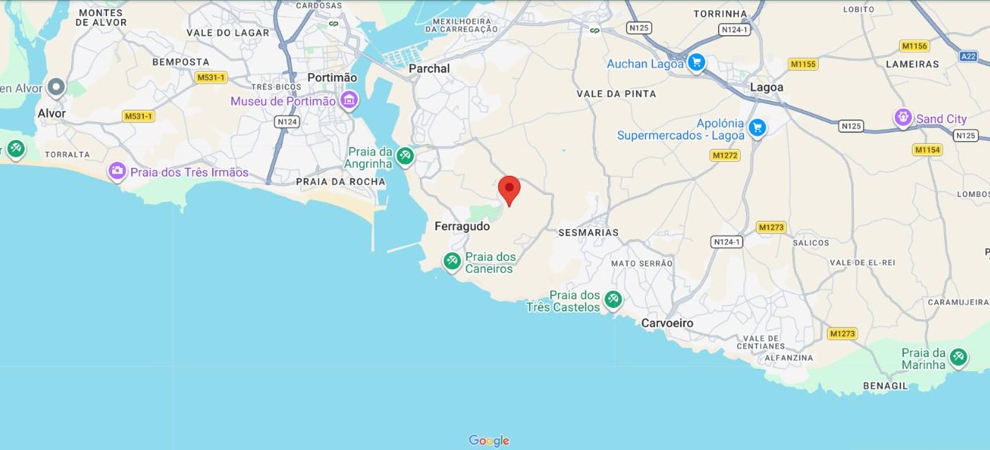 Map of the Algarve coast showing Vila Flamingo between Ferragudo and Lagoa, with Portim&atilde;o, Praia dos Caneiros and Carvoeiro nearby